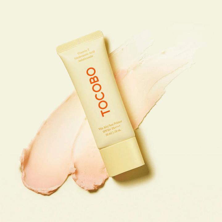 TOCOBO Vita Airy Sun Primer – en lätt solskyddsprimer med SPF50+ PA++++ som jämnar ut hudtonen och skyddar mot UV-strålar, samtidigt som den vårdar med C-vitamin och madecassoside.