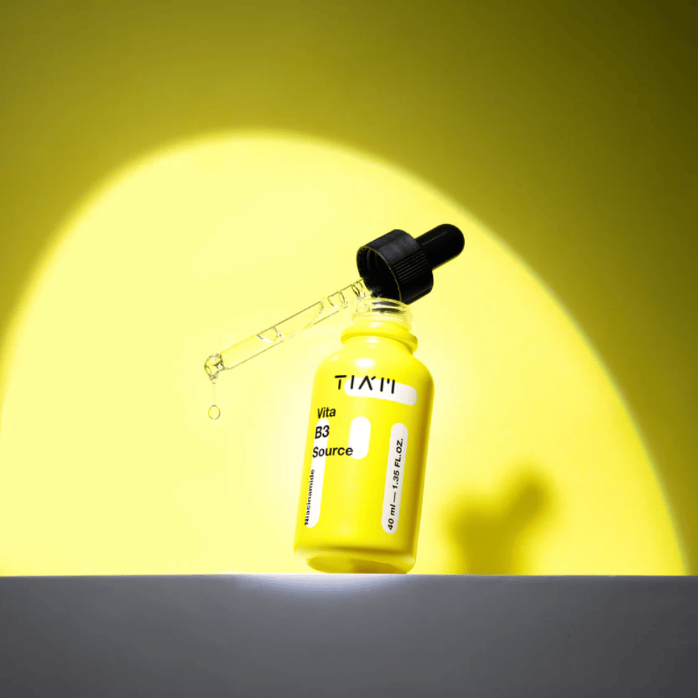 TIA'M Vita B3 Source – niacinamidserum i gul flaske med pipette, designet for å lysne huden og gi en klarere hudtone.