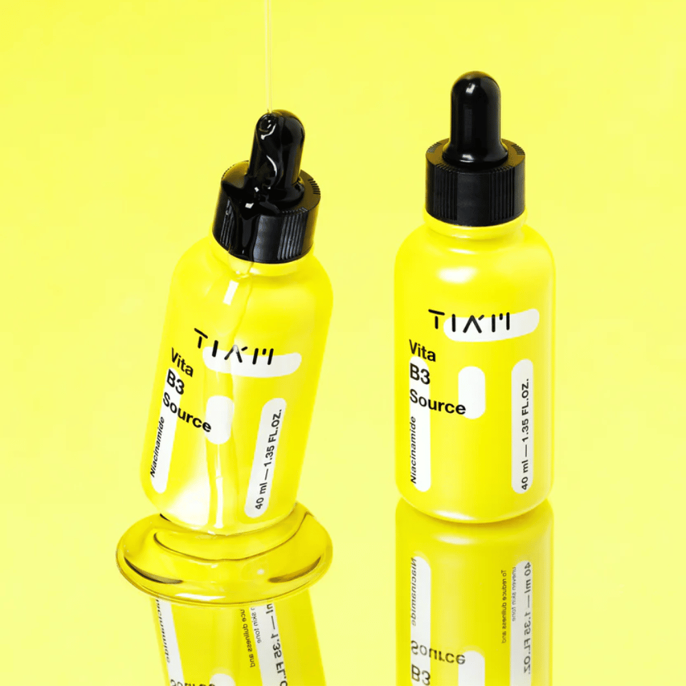 TIA'M Vita B3 Source – to gule flasker med glødgivende niacinamidserum som jevner ut hudtonen og reduserer pigmentflekker.