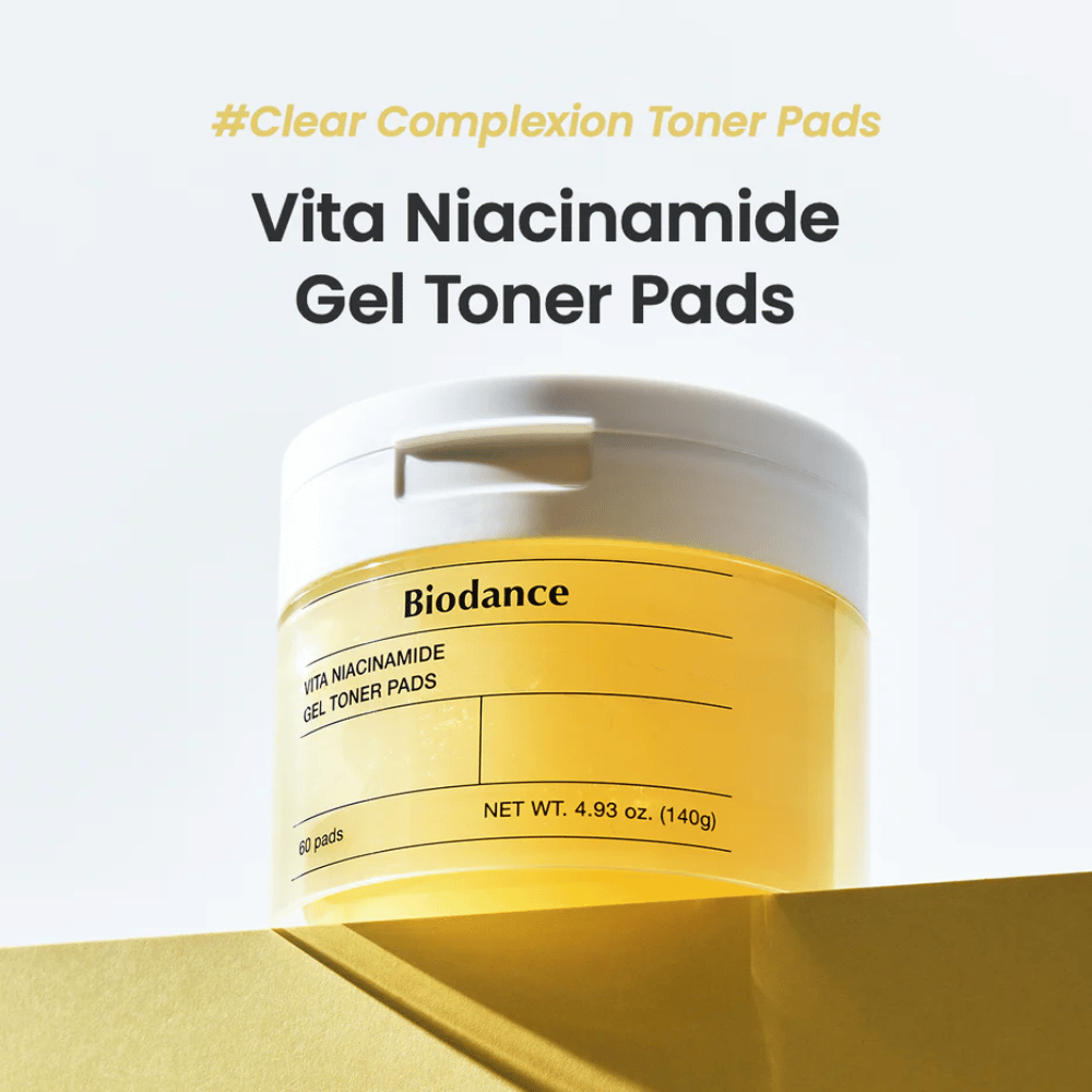 Biodance Vita Niacinamide Gel Toner Pads – boks med 60 pads for klarere hudtone, vist på et gult podium med tydelig etikett og moderne design.