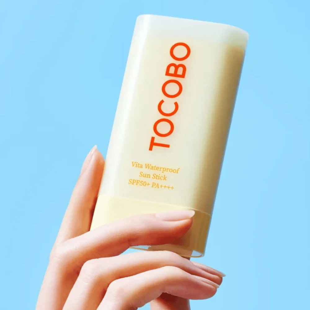 TOCOBO Vita Waterproof Sun Stick gir effektiv beskyttelse med SPF50+ PA++++. Perfekt for sensitiv hud, smelter inn uten å klisse og er vanntett for aktive dager.