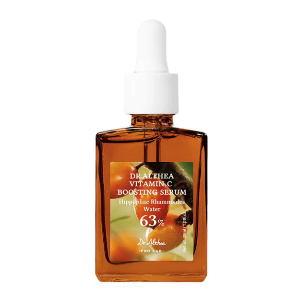 Dr. Althea Vitamin C Boosting Serum inneholder 63% tindvedvann og er designet for å jevne ut hudtonen og redusere mørke flekker. Denne effektive formelen gir huden en strålende glød og fremmer cellefornyelse for en mer ungdommelig look.