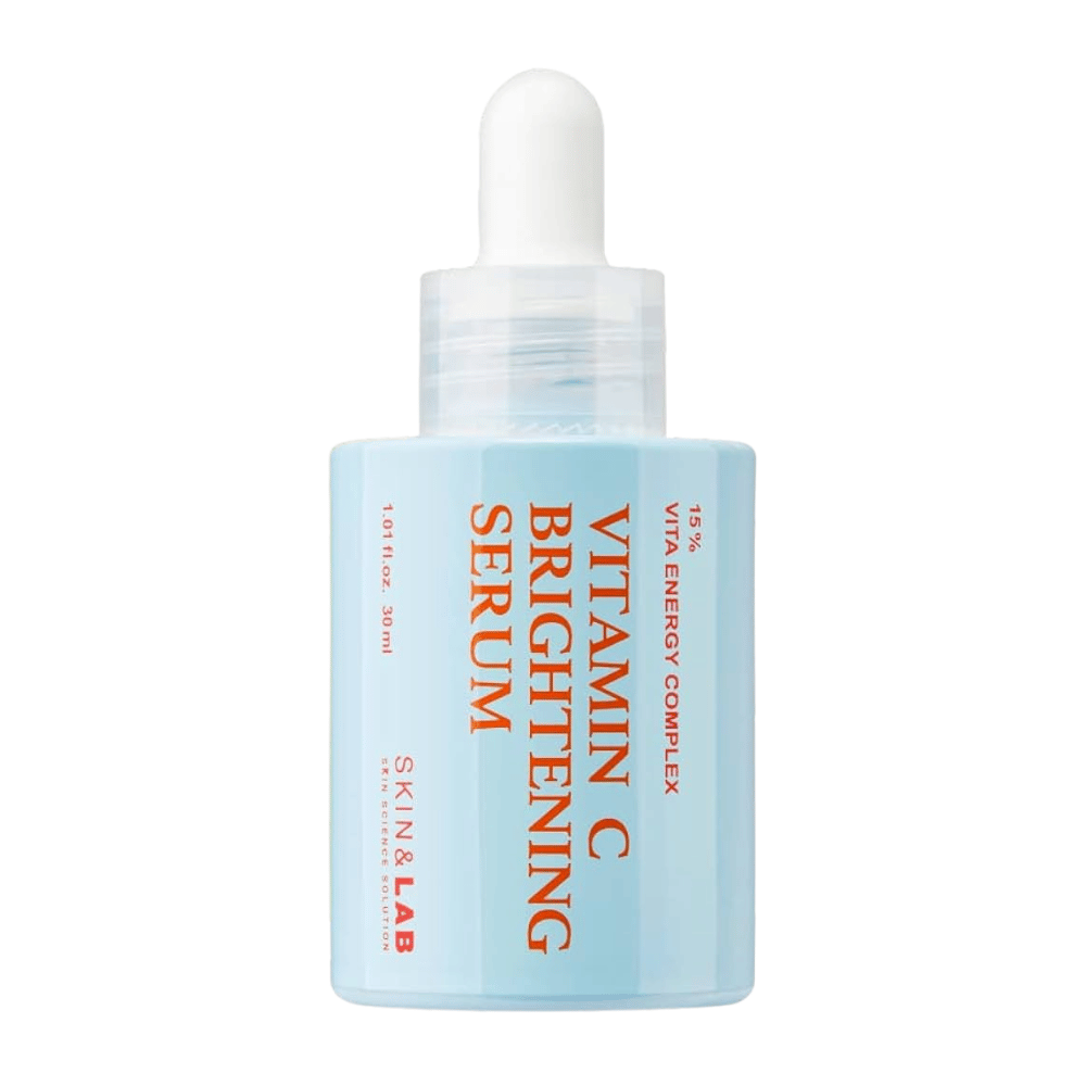 Skin&Lab Vitamin C Brightening Serum med 15% Vita Energy Complex jevner ut hudtonen og reduserer mørke flekker. Den fukter, gir huden glød og forbedrer teksturen, noe som gjør den perfekt for en strålende og frisk look.