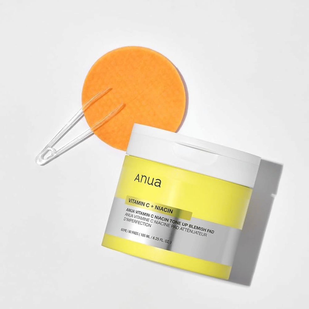 Anua Vitamin C + Niacin Tone Up Blemish Pad – Oppfriskende toner pads for en jevnere hudtone.

🍊 Vitamin C – Gir huden glød og reduserer mørke flekker.
💧 Niacinamid – Forbedrer hudens elastisitet og reduserer ujevnheter.
🧖‍♀️ Mild eksfoliering – Fjerner døde hudceller for en klarere hud.

Perfekt for en strålende og jevn hud!