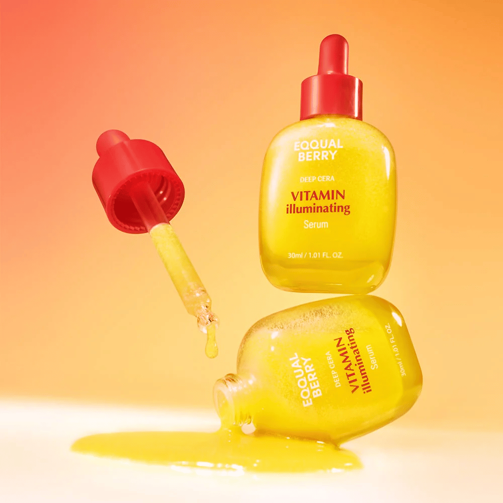 Equal Berry Vitamin Illuminating Serum i en lysende gul flaske med rød pipette. Flytende tekstur og energisk bakgrunn skaper en livlig og frisk følelse.