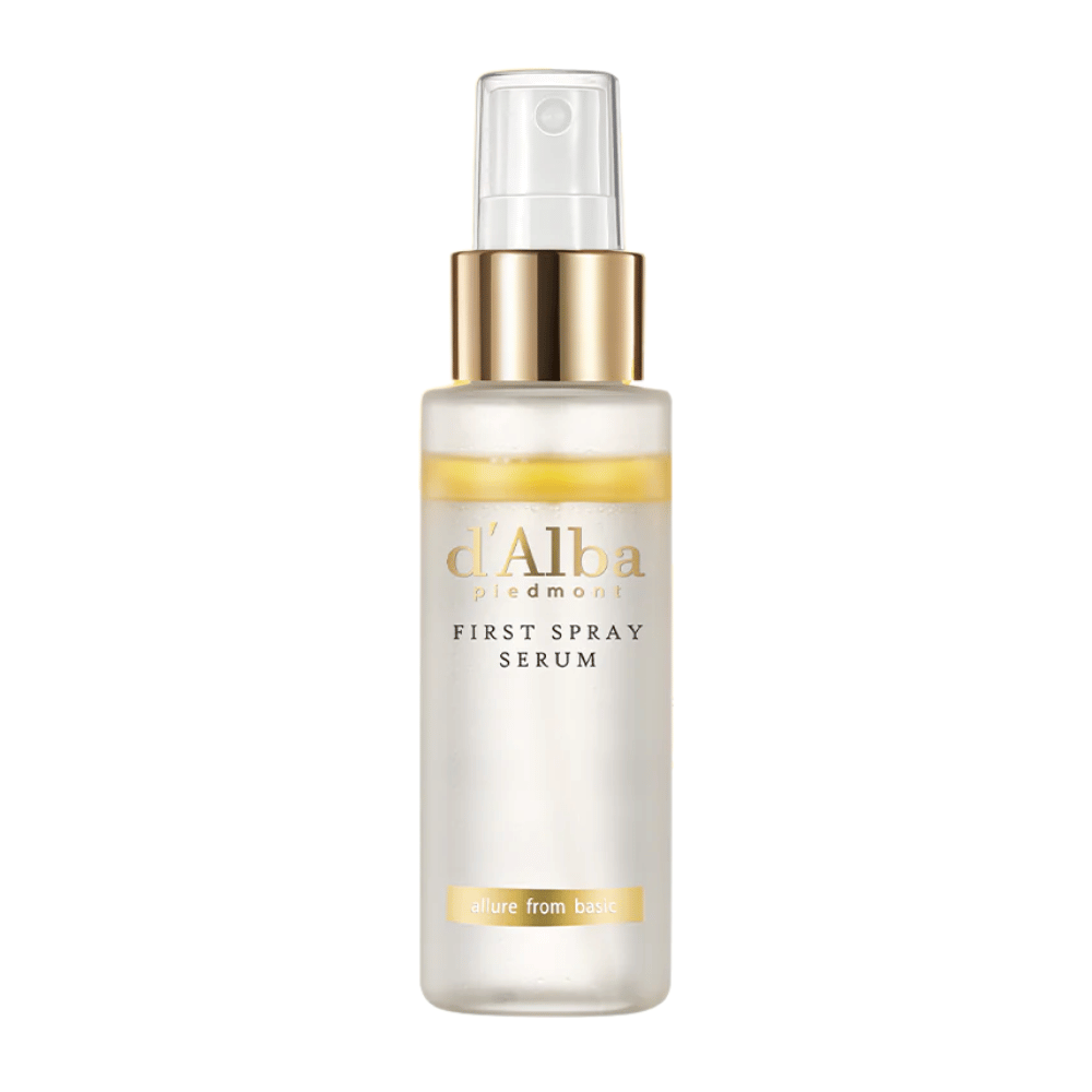 d'Alba White Truffle First Spray Serum er et luksuriøst sprayserum som gir intens fuktighet og glød til huden. Beriket med hvit trøffelekstrakt fra Italia, hjelper dette serumet med å fremme hudens elastisitet og gir en strålende, frisk look.