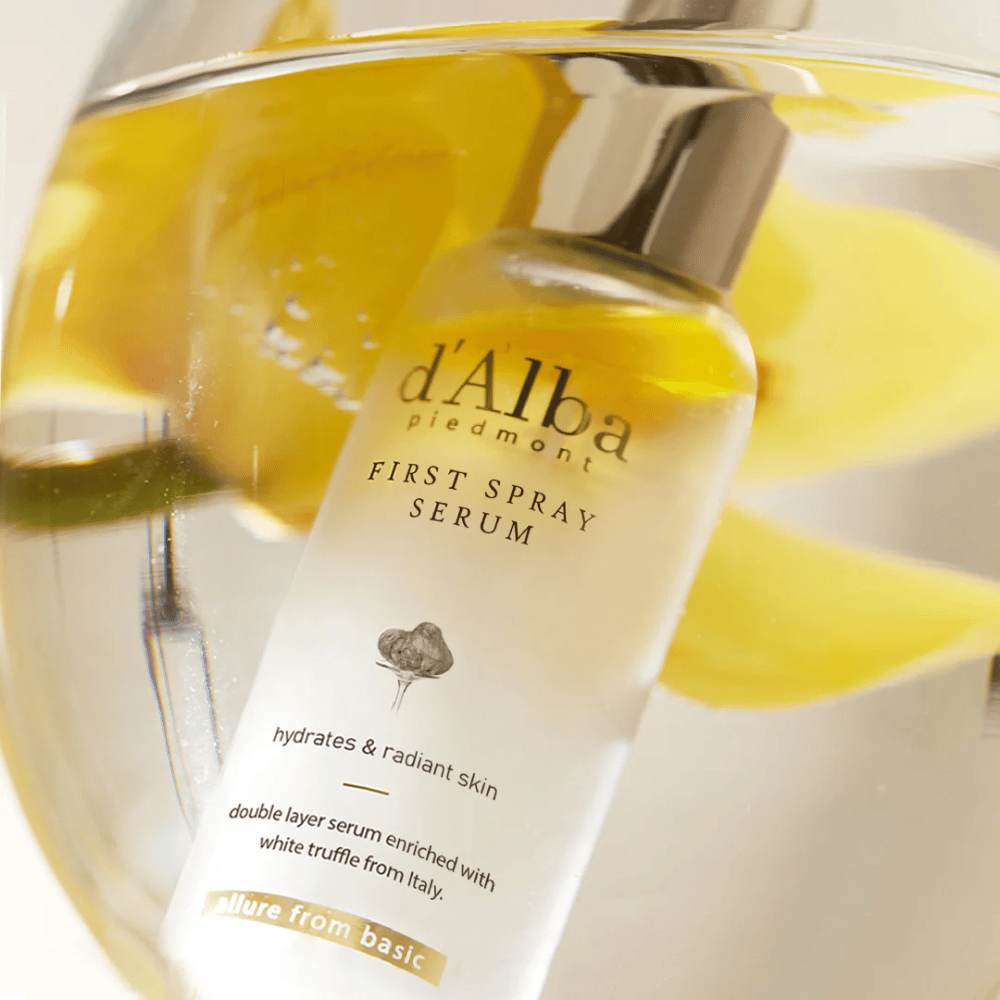 d'Alba White Truffle First Spray Serum tilbyr en oppfriskende spritz med intens fuktighet og strålende glød, takket være dens unike formulering med hvit trøffelekstrakt fra Italia. Perfekt for å gi huden en rask oppfriskning og næring i løpet av dagen.