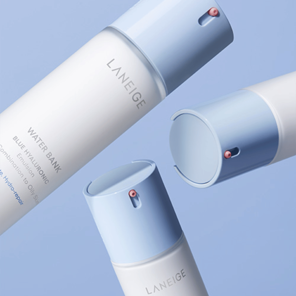 Tre flasker av LANEIGE Water Bank Blue Hyaluronic Emulsion med lyseblå pumpehoder mot en blå bakgrunn, vist fra forskjellige vinkler.
