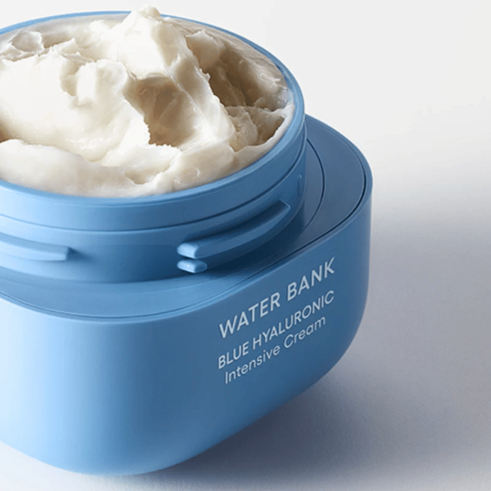 Åpen boks av LANEIGE Water Bank Blue Hyaluronic Intensive Cream som viser den rike kremete konsistensen, mot lys bakgrunn.