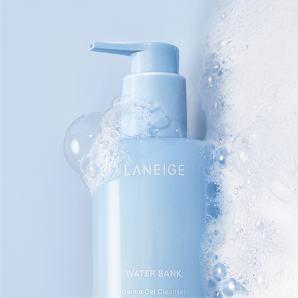 LANEIGE Water Bank Gentle Gel Cleanser dekket av skum og bobler mot lyseblå bakgrunn, som signaliserer rengjøring og friskhet.