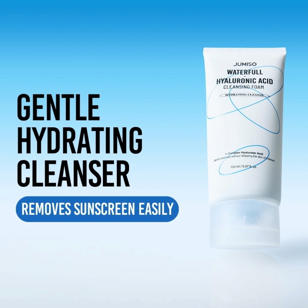 Produktbilde av Jumiso Waterfull Hyaluronic Acid Cleansing Foam mot blå bakgrunn. Fokus ligger på en mild og fuktighetsgivende ansiktsrens som effektivt fjerner solkrem og daglige urenheter.