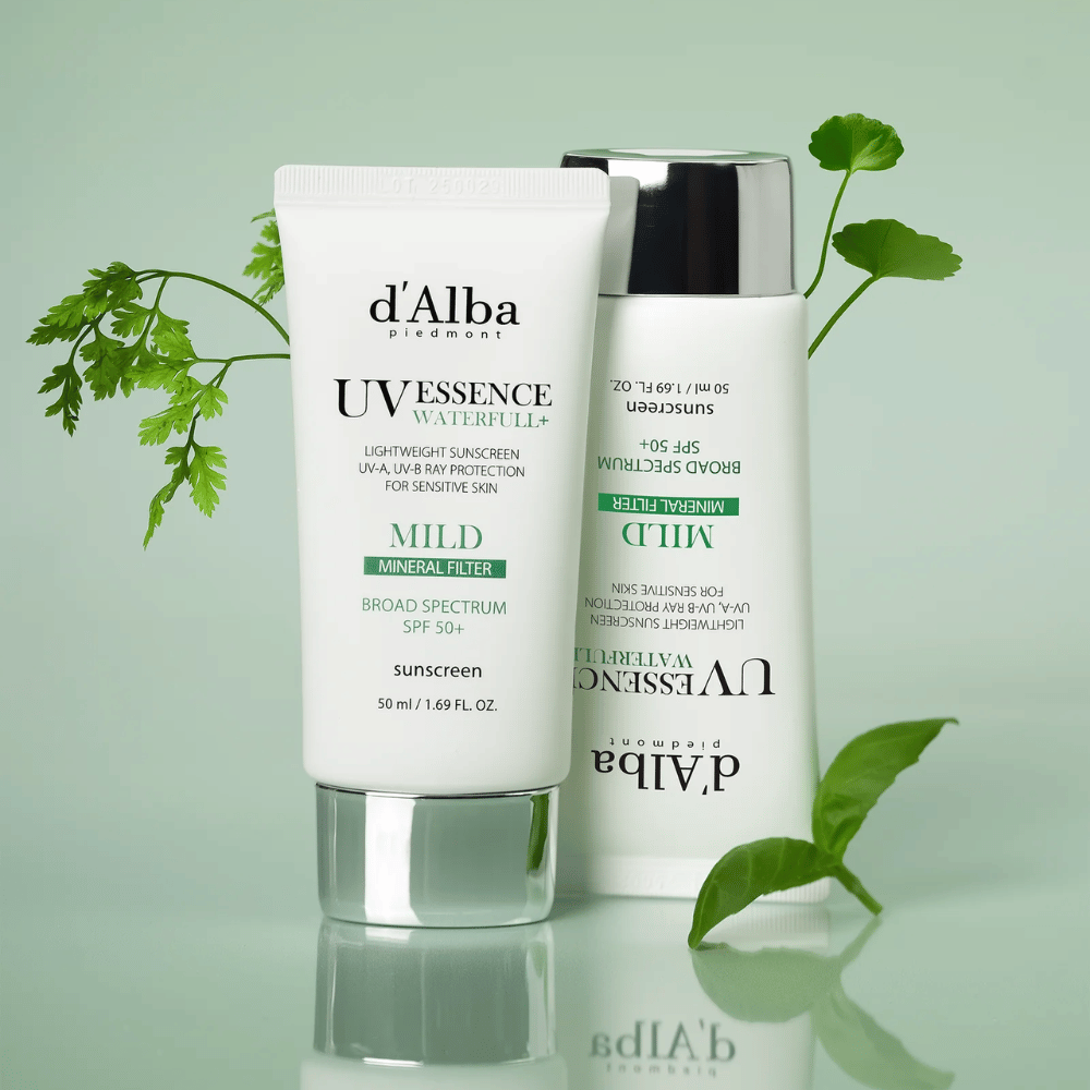 d'Alba Waterfull Mild Sun Cream SPF 50+ fotografert med grønne blader. Mild mineralbasert solkrem med bredspektret beskyttelse og fuktighetsgivende formel for sensitiv hud.