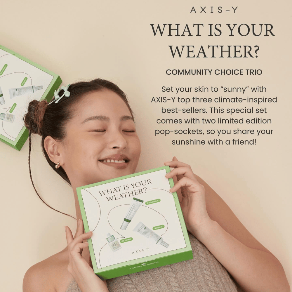 En kvinne viser frem AXIS-Y Hudpleiesett "What is your weather?" som inkluderer tre klima-inspirerte topprodukter og to begrensede utgaver av pop-sockets for å dele med en venn.