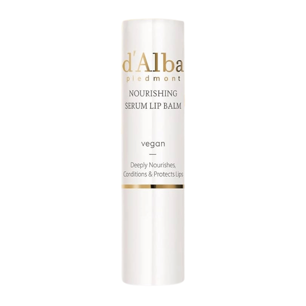 Produktbilde på d'Alba Nourishing Serum Lip Balm i hvit og gull emballasje med teksten "vegan" og "Deeply Nourishes, Conditions & Protects Lips".