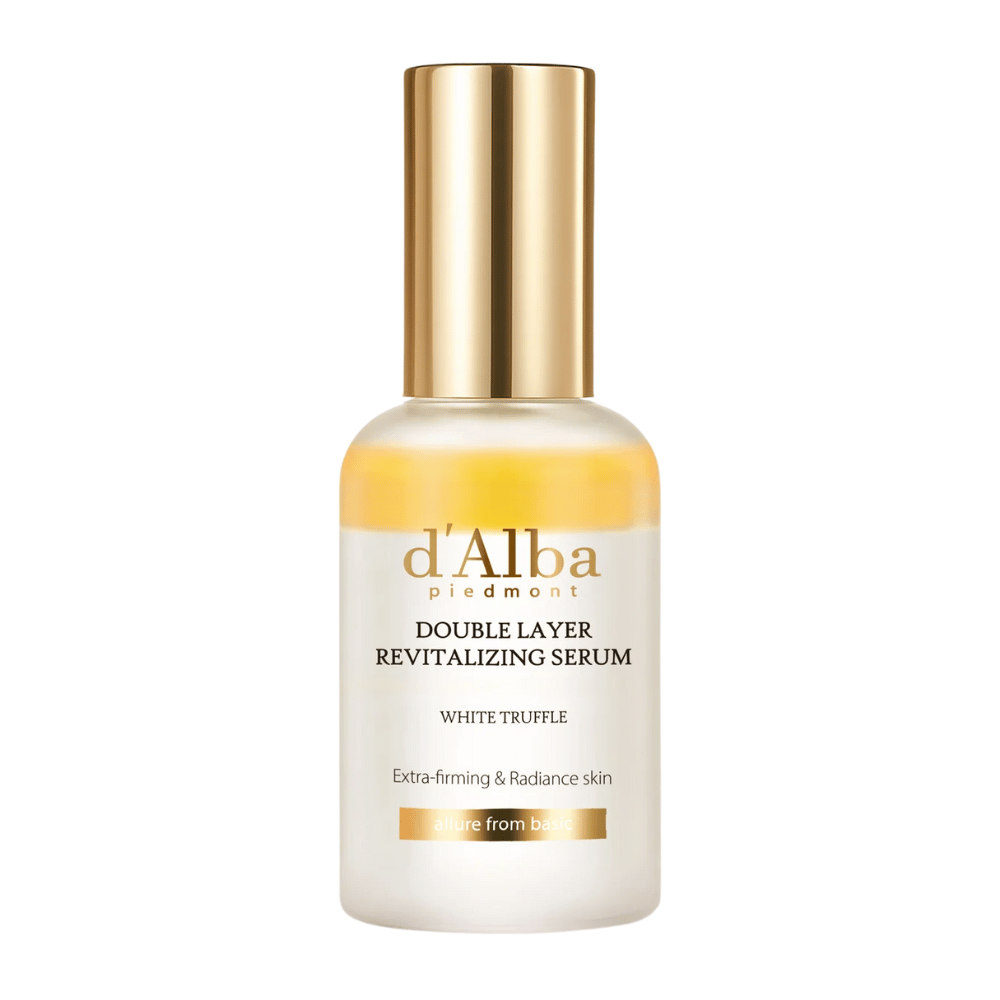 Frilagt bilde av d'Alba Double Layer Revitalizing Serum White Truffle i glassflaske med gul topp og gullkork, hudpleieserum for spenst og glød.