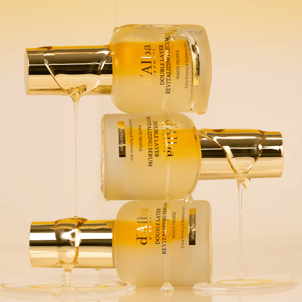d'Alba White Truffle Double Layer Revitalizing Serum er et luksuriøst serum som kombinerer nærende hvit trøffel med fuktighetsgivende oljer. Denne dobbeltvirkende formelen gir en intensiv fuktighet og styrker hudens elastisitet, noe som resulterer i en jevnere og mer strålende hudtone.