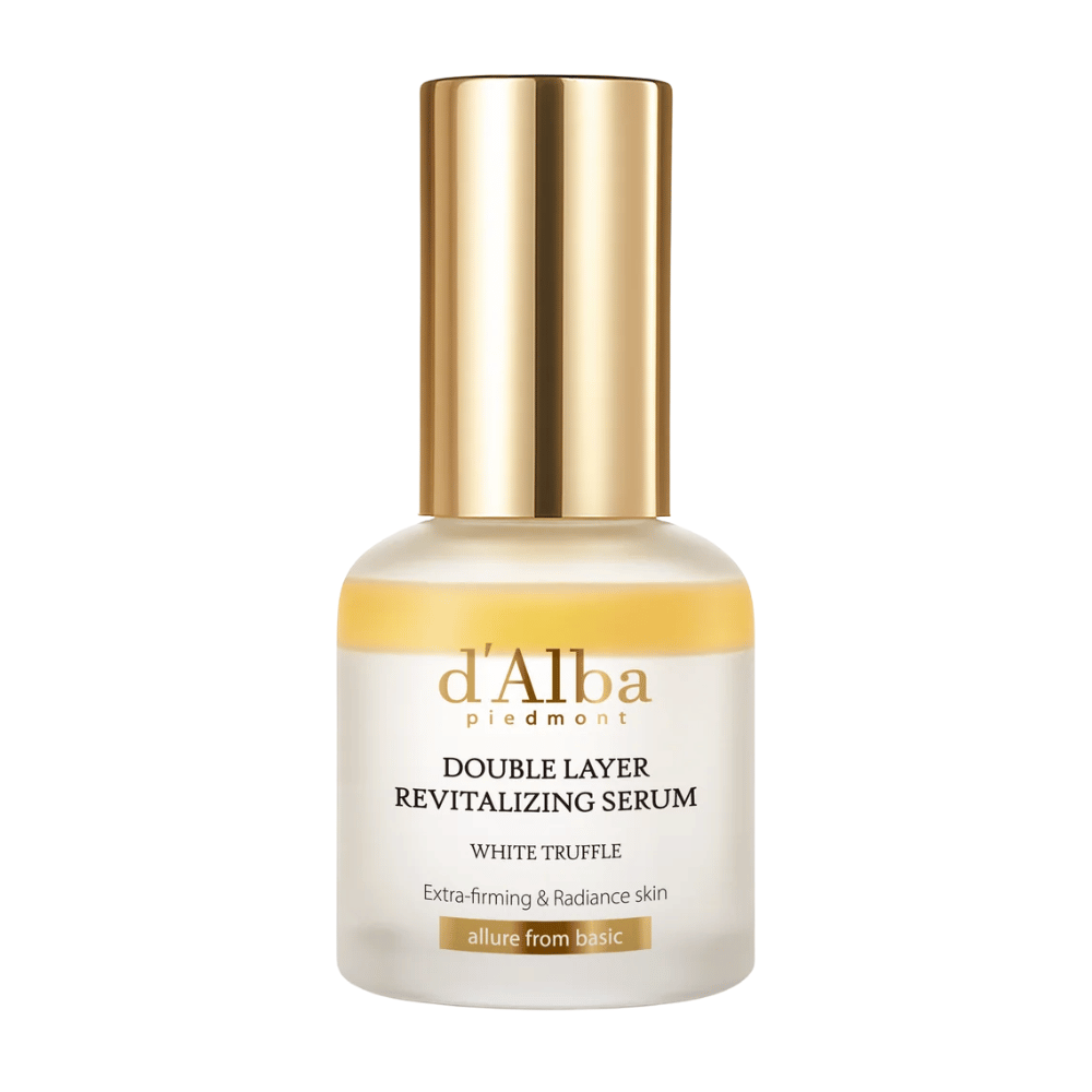 d'Alba Double Layer Revitalizing Serum White Truffle i elegant glassflaske med gullfarget kork, designet for ekstra fasthet og glød til huden.