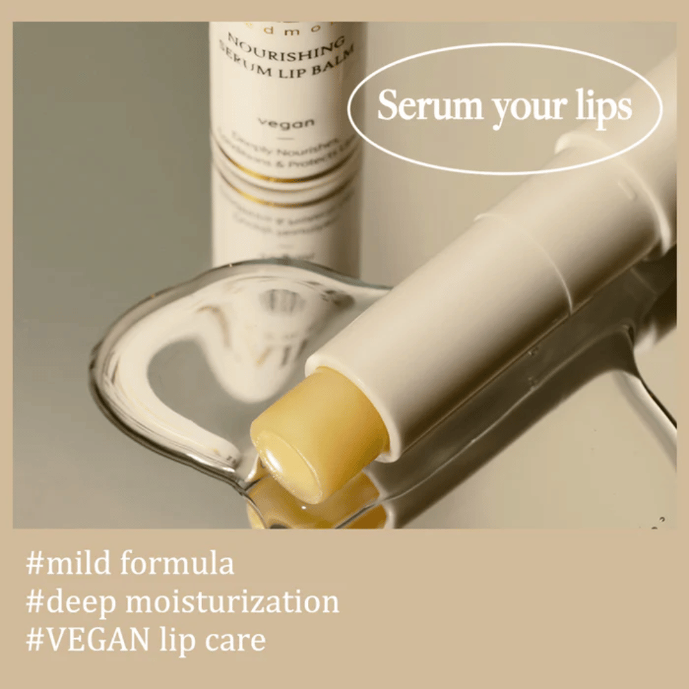 d'Alba Nourishing Serum Lip Balm i nærbilde liggende på speil med tekst om mild formel, dyp fuktighet og vegansk leppepleie.