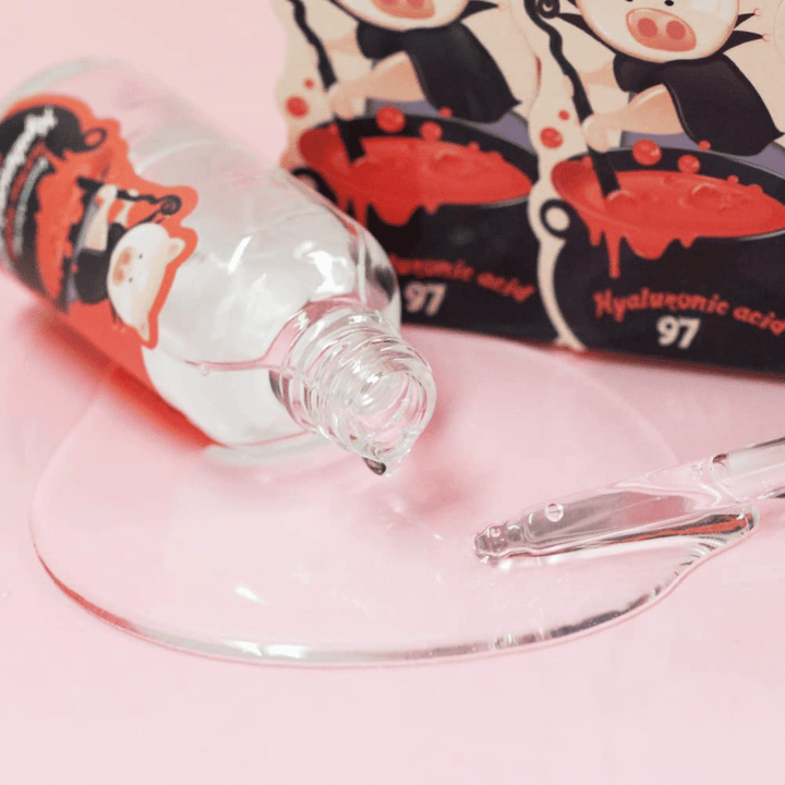 Nærbilde av Elizavecca Hyaluronic Acid 97 med pipette og klar serumtekstur som absorberes raskt og fukter huden i dybden.