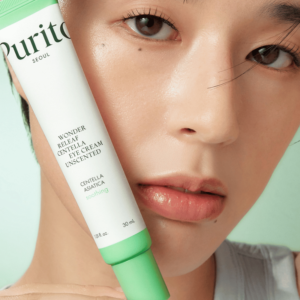 Purito Wonder Releaf Centella Eye Cream Unscented er en nærende øyekrem som inneholder beroligende Centella Asiatica. Perfekt for sensitiv hud, denne duftfrie kremen reduserer irritasjon og fukter intensivt samtidig som den reduserer fine linjer og mørke ringer.