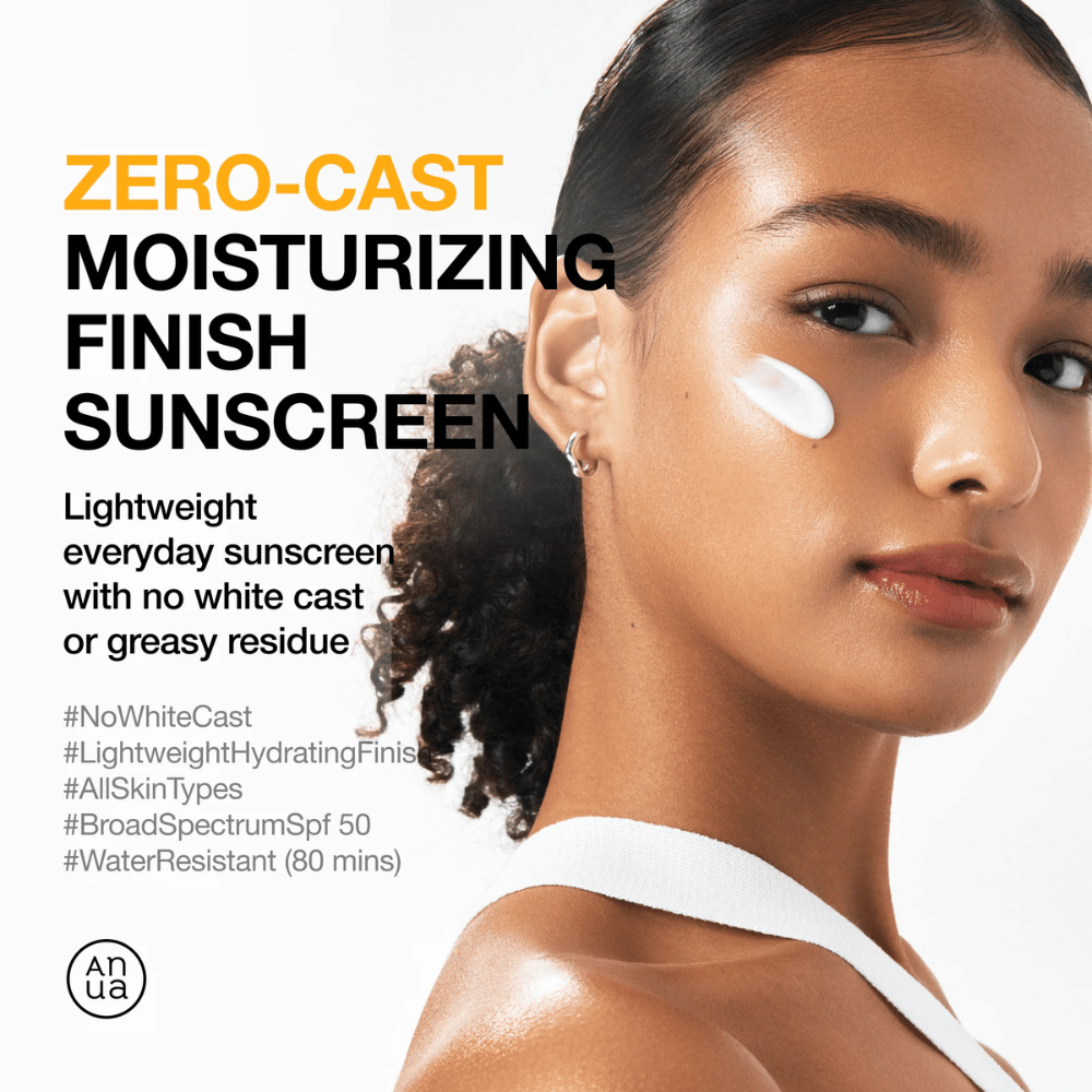 Kvinne med solkrem på kinnet viser ANUA Zero-Cast Moisturizing Finish Sunscreen – en lett, fuktende solkrem med SPF 50 som ikke etterlater hvitt slør.