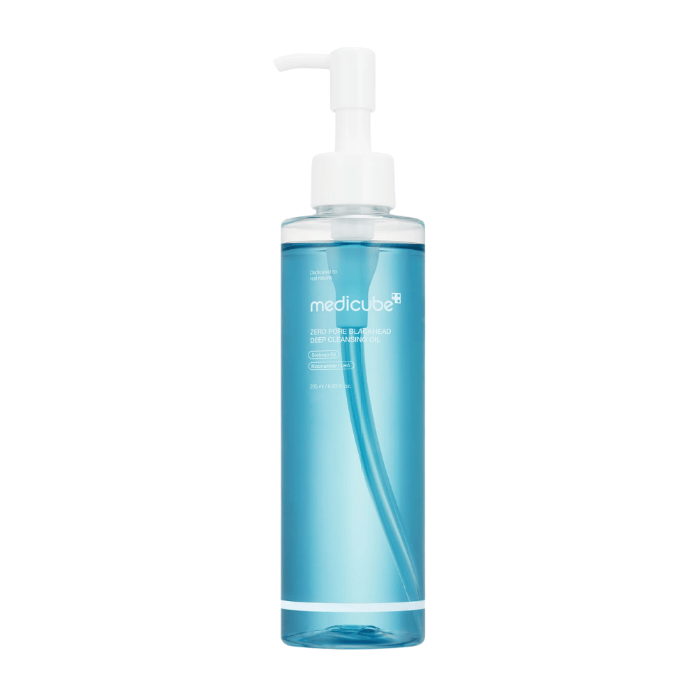 Flaske av Medicube Zero Pore Blackhead Deep Cleansing Oil i blå emballasje med hvit pumpe, mot hvit bakgrunn.