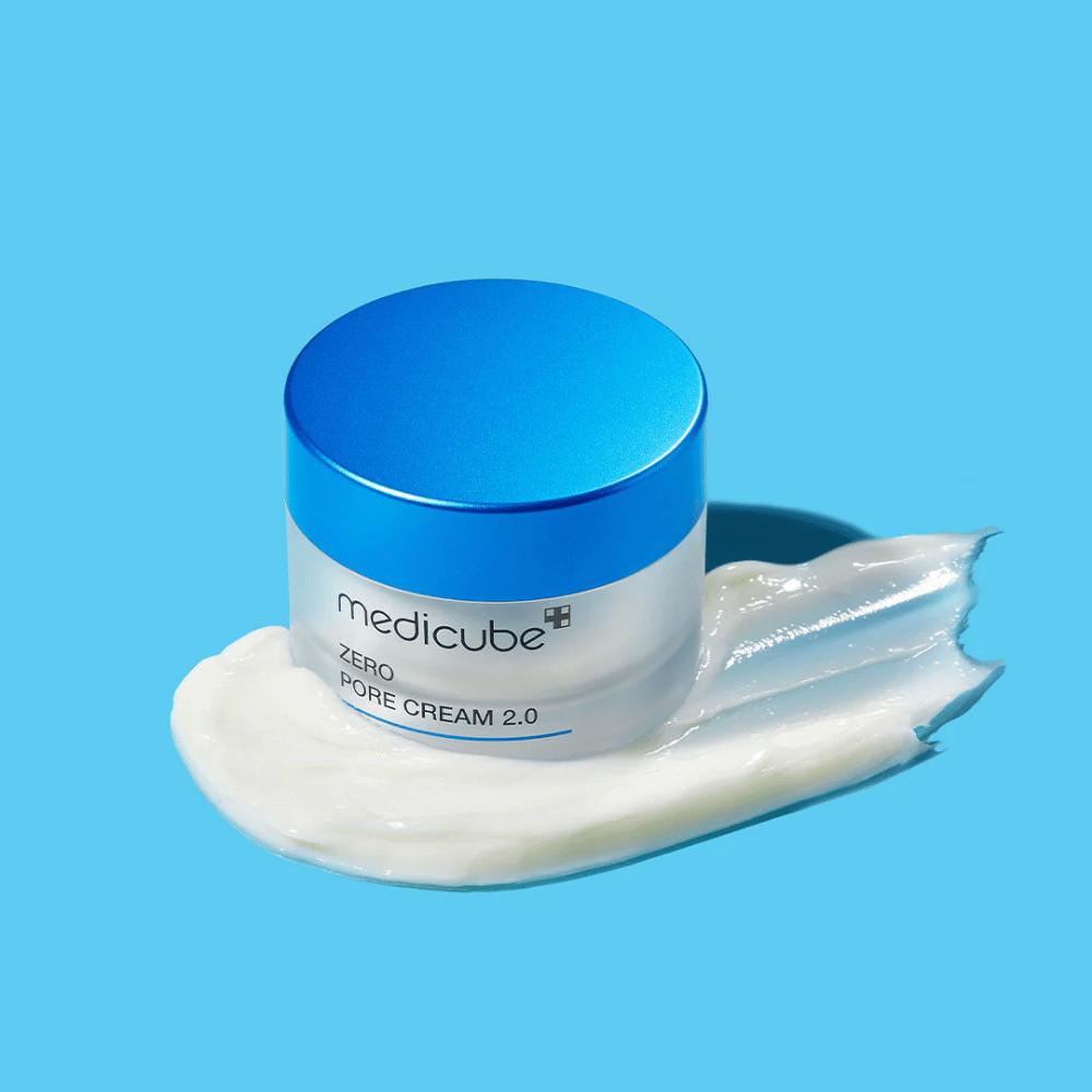 Medicube Zero Pore Cream 2.0 er en lett og fuktighetsgivende krem som hjelper til å minimere porenes synlighet og balansere talgproduksjonen. Den etterlater huden myk, matt og frisk uten å tette porene, noe som gjør den perfekt for fet og kombinert hud.