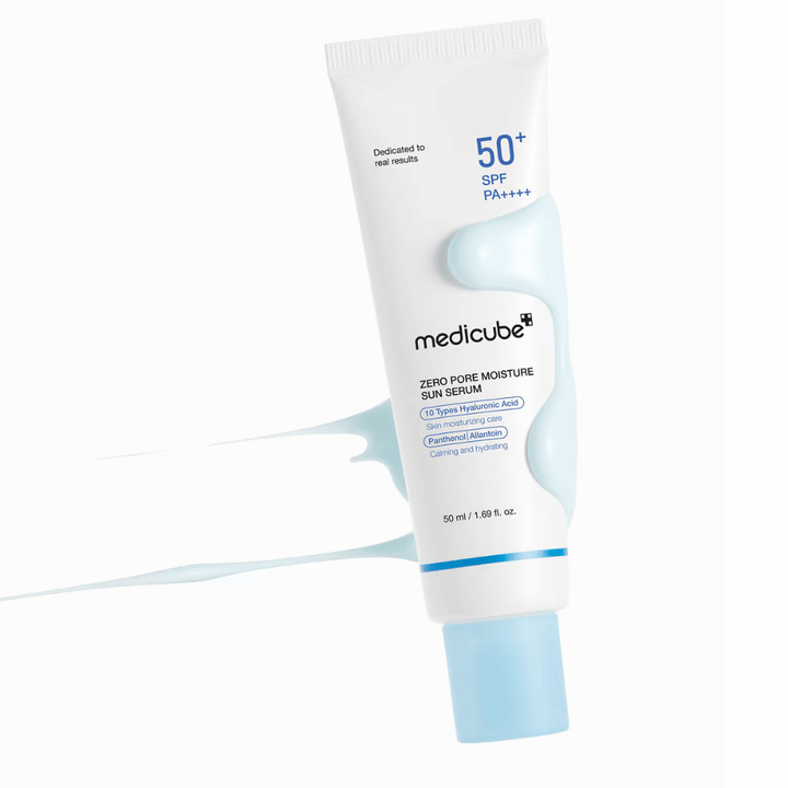 Medicube Zero Pore Moisture Sun Serum SPF50+ PA++++ omgitt av serumlignende produkttekstur. Fuktgivende solbeskyttelse med 10 typer hyaluronsyre for fukt, komfort og daglig UV-beskyttelse.