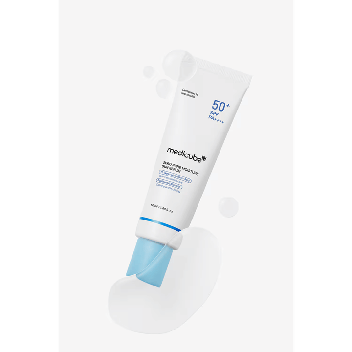 Medicube Zero Pore Moisture Sun Serum SPF50+ PA++++ med lett serumtekstur. Bildet fremhever den fuktgivende formelen som bidrar til at huden føles myk, beroliget og beskyttet mot solen.