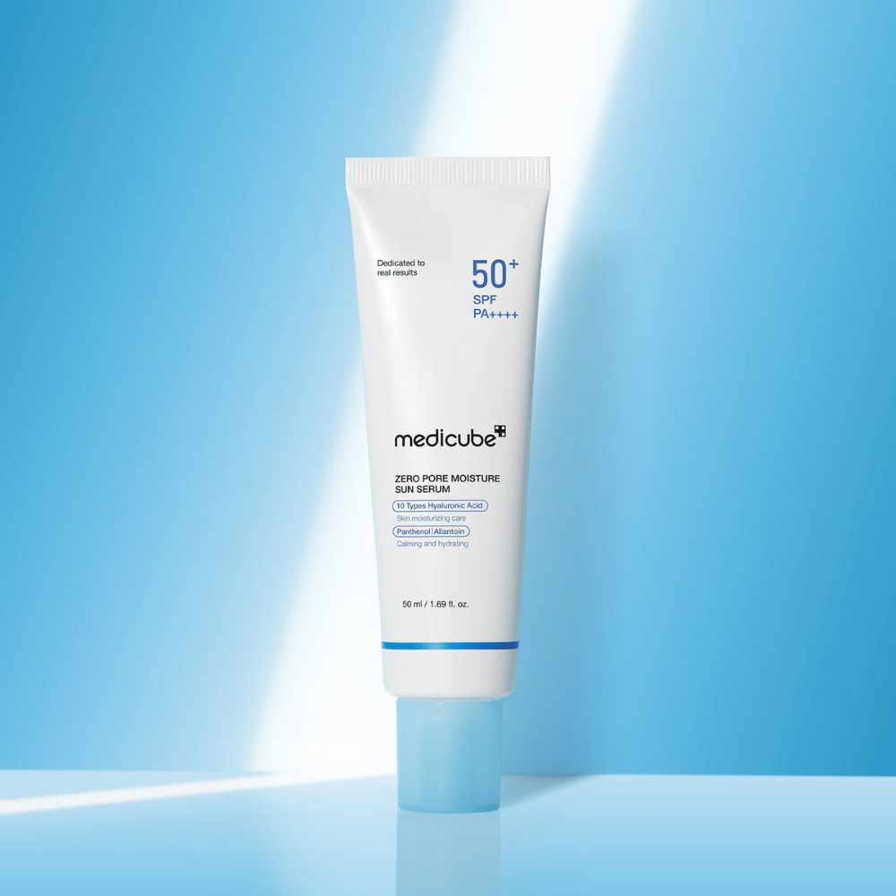 Medicube Zero Pore Moisture Sun Serum SPF50+ PA++++ presentert mot blå bakgrunn. Fuktgivende solserum med hyaluronsyre, panthenol og allantoin for daglig UV-beskyttelse og pleie av huden.