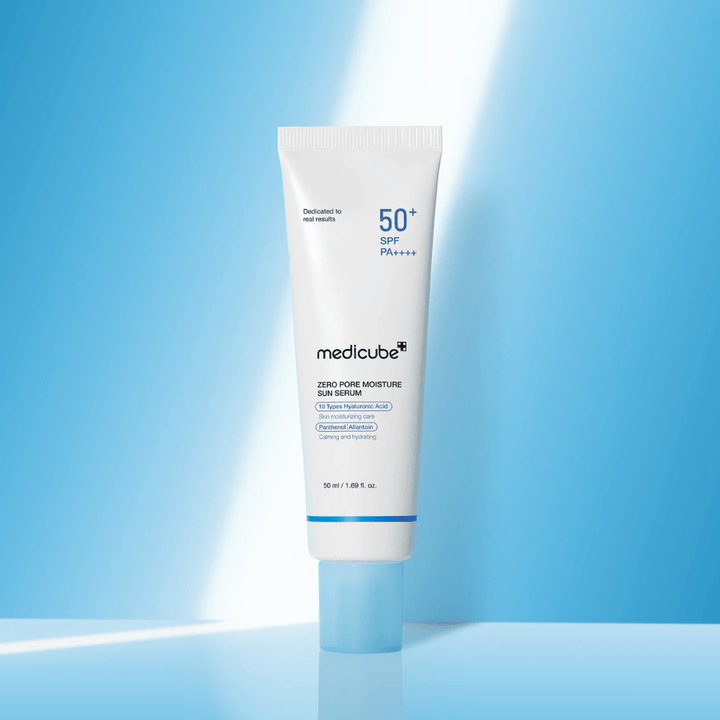 Medicube Zero Pore Moisture Sun Serum SPF50+ PA++++ presentert mot blå bakgrunn. Fuktgivende solserum med hyaluronsyre, panthenol og allantoin for daglig UV-beskyttelse og pleie av huden.