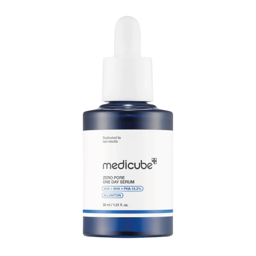 Flaske av Medicube Zero Pore One Day Serum med hvit etikett og blå detaljer, et eksfolierende produkt med AHA, BHA og PHA, mot hvit bakgrunn.