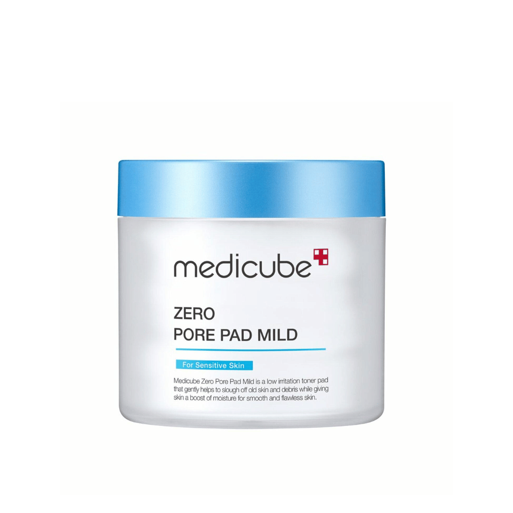Medicube Zero Pore Pad Mild er en skånsom toner-pad for sensitiv hud. Den hjelper til med å forsiktig eksfoliere bort døde hudceller og urenheter samtidig som den tilfører fuktighet for en myk og glatt hud. Produktet har en blå og hvit emballasje, ideell for daglig bruk.