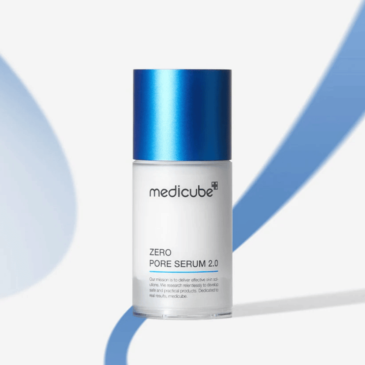 Medicube Zero Pore Serum 2.0 i stilren emballasje med blått lokk, et effektivt ansiktsserum for glattere hud og redusert porstørrelse.