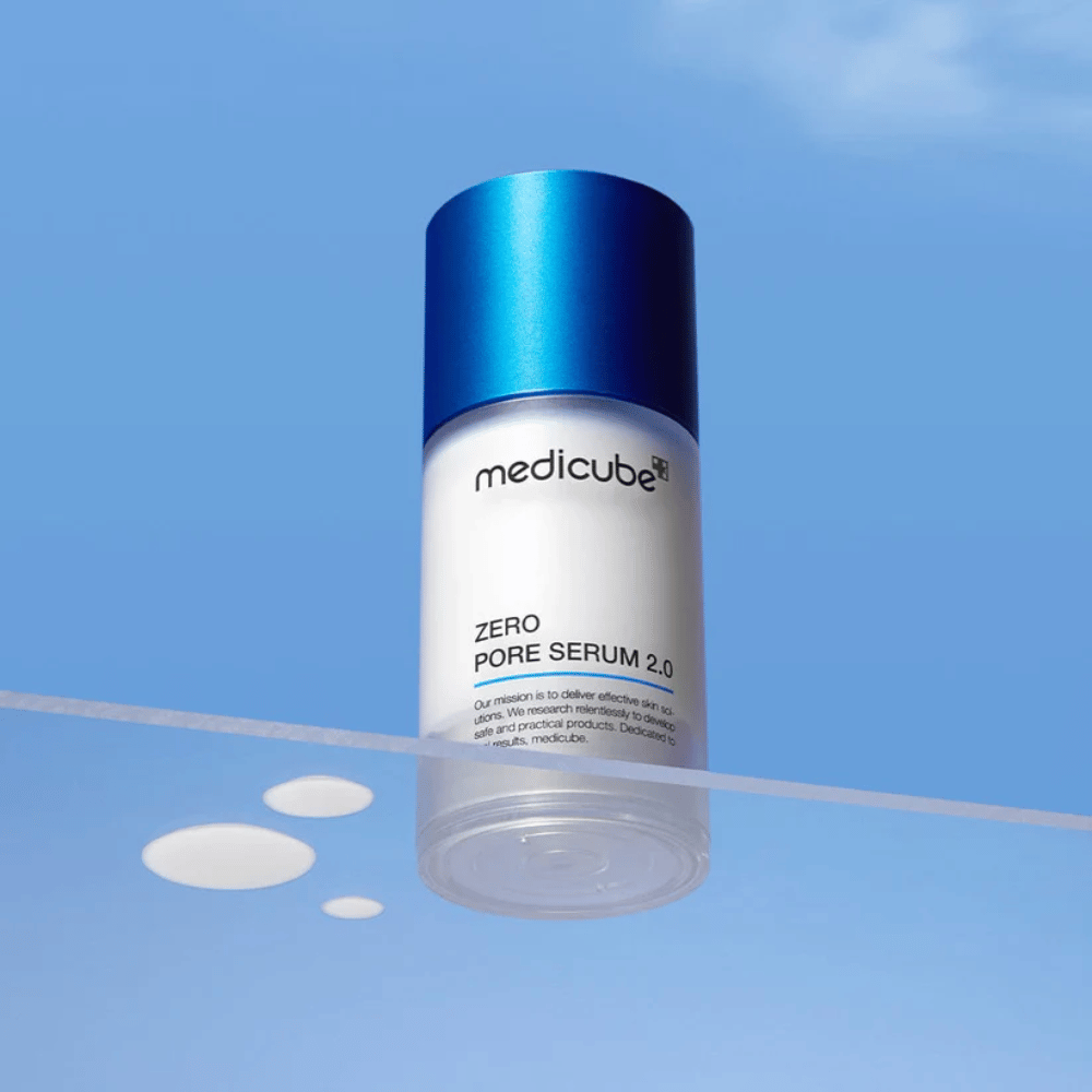 Produktbilde av Medicube Zero Pore Serum 2.0 mot blå bakgrunn, et porereduserende serum utviklet for å balansere huden og forbedre hudens struktur.