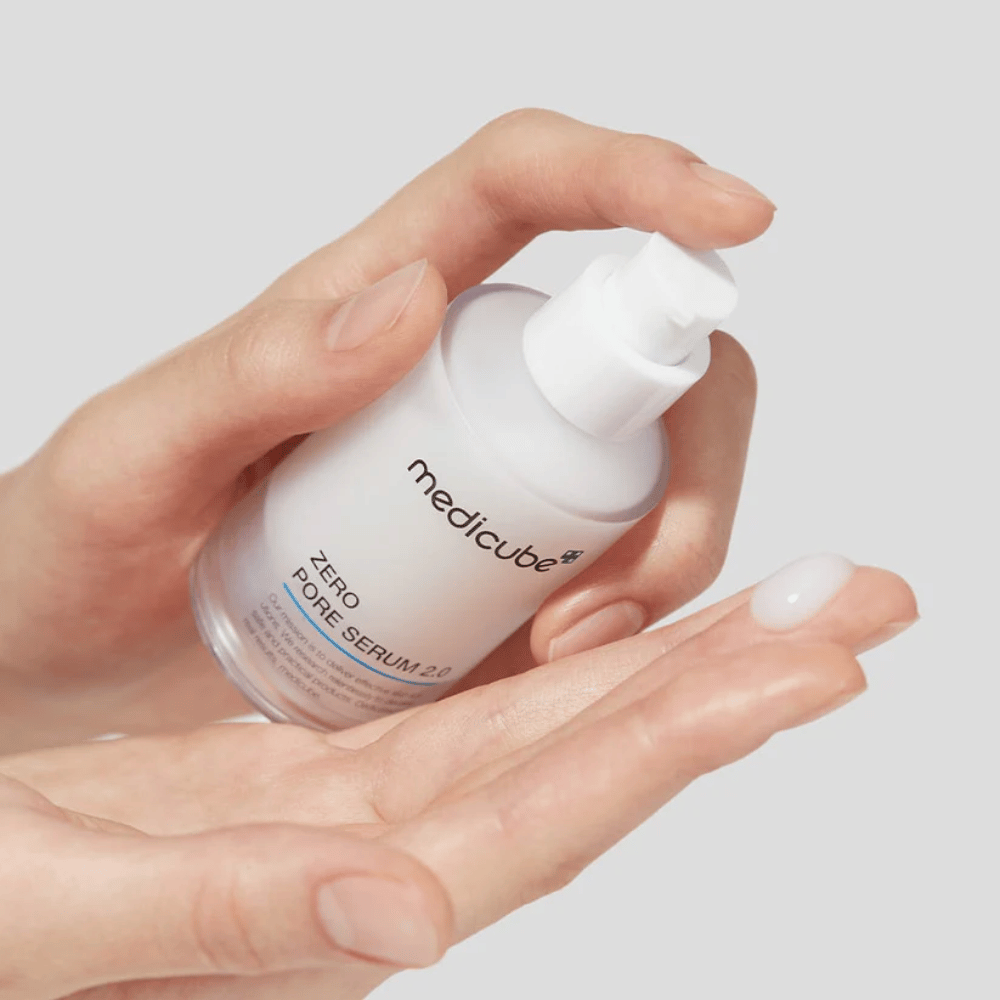 Medicube Zero Pore Serum 2.0 i pumpeflaske som doseres i hånden, et lett serum som absorberes raskt og hjelper til med å redusere synlige porer.