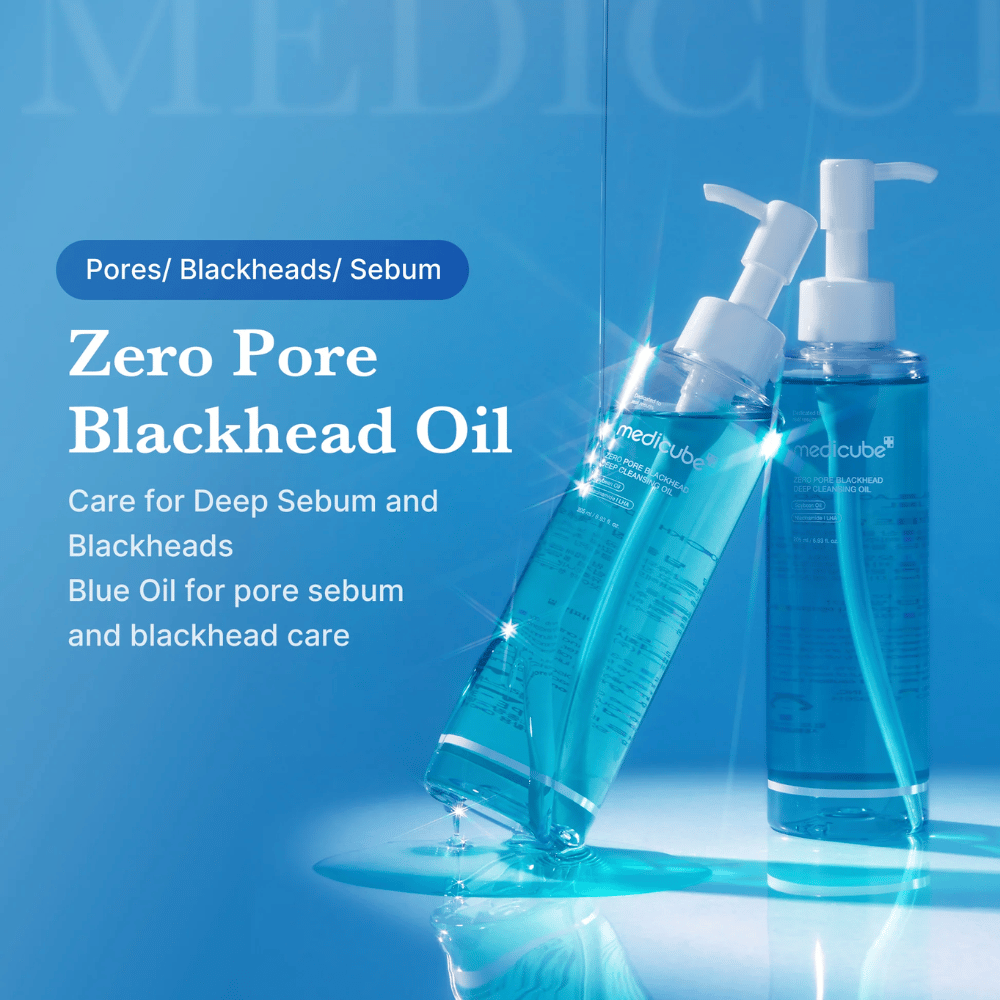To flasker av Medicube Zero Pore Blackhead Deep Cleansing Oil på blå bakgrunn med tekst som fremhever dens effekt mot porer, sebum og hudormer.