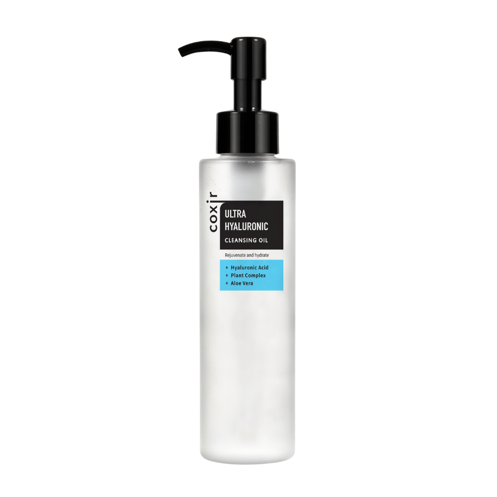En hvit pumpeflaske med teksten "coxir ULTRA HYALURONIC CLEANSING OIL", inneholdende hyaluronsyre, plantekompleks og aloe vera for fuktighet og rensing.