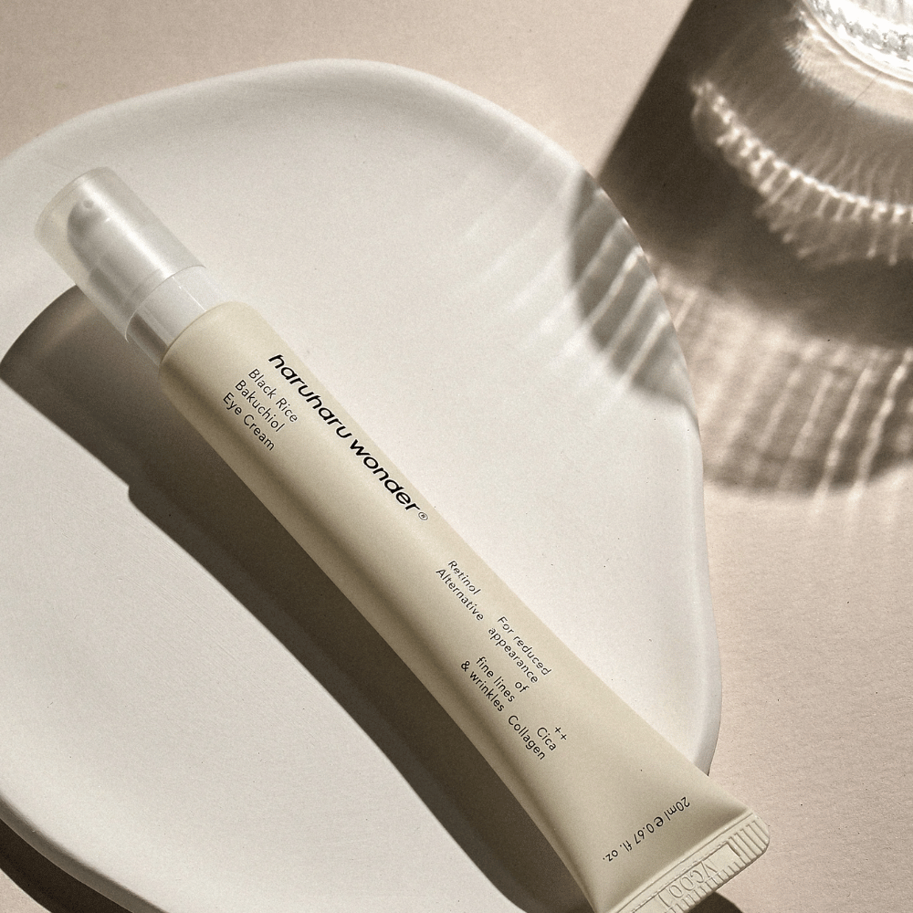 HaruHaru Wonder Black Rice Bakuchiol Eye Cream 20 ml – øyekrem med svart ris, bakuchiol og kollagen som reduserer fine linjer og rynker, plassert på keramikkfat i mykt lys.