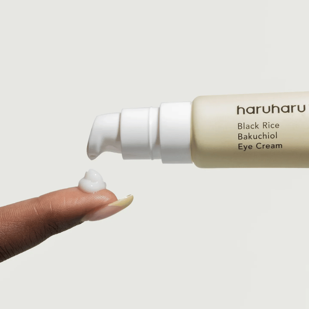 HaruHaru Wonder Black Rice Bakuchiol Eye Cream – nærbilde av pumpe som dispenserer krem på fingertuppen, viser konsistensen for fuktighet og anti-aldring.