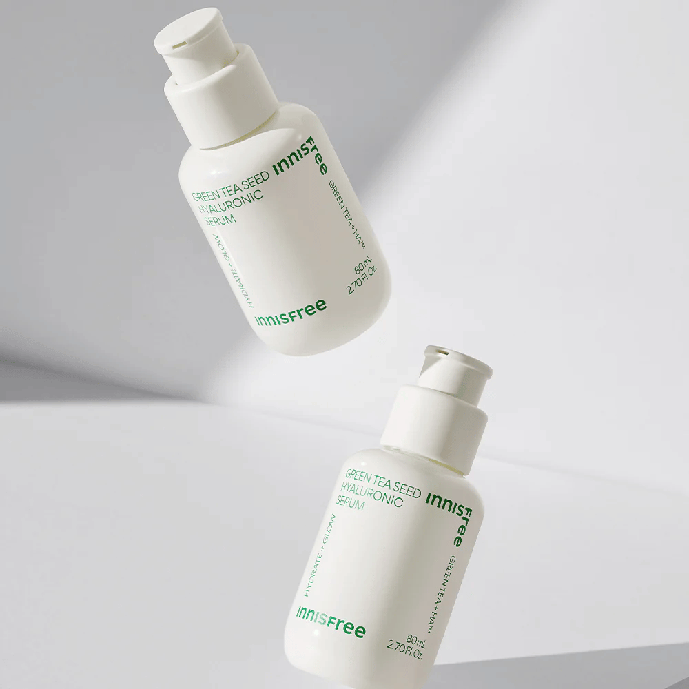Innisfree Green Tea Seed Hyaluronic Serum 80ml flaske på en hvit overflate.