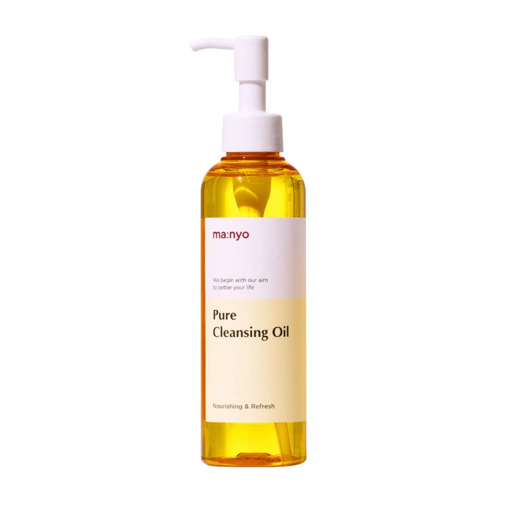 En flaske ma:nyo Pure Cleansing Oil 200ml for sminkefjerning utstilt på en hvit bakgrunn.