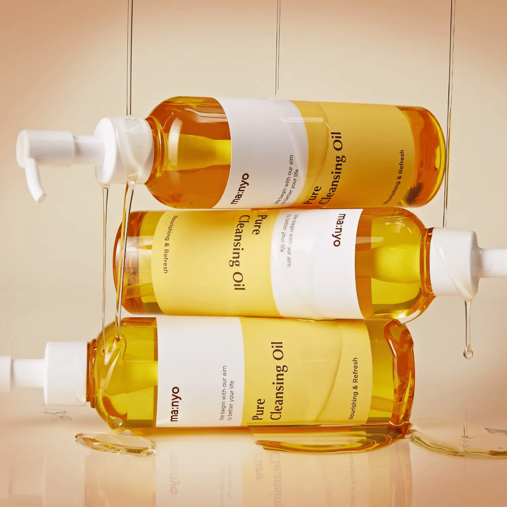 Tre flasker ma:nyo Pure Cleansing Oil 200ml stablet for hudpleie og sminkefjerning.