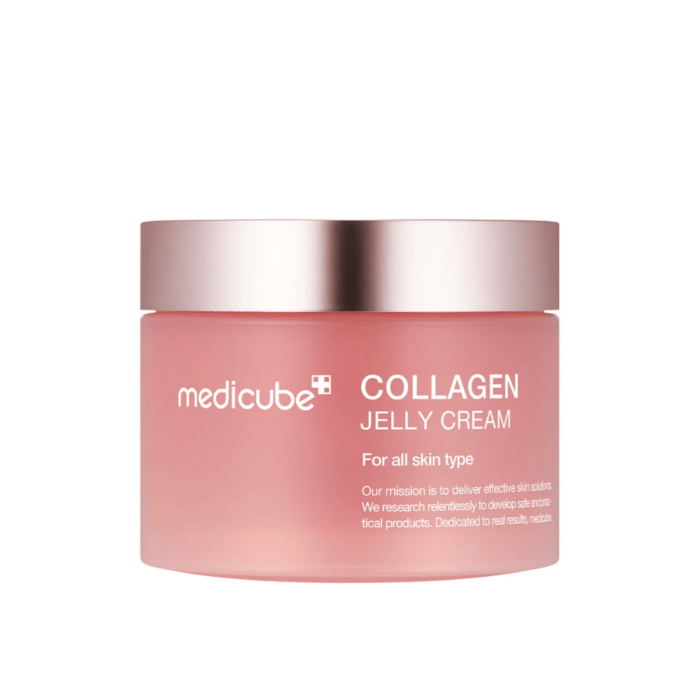 Medicube Collagen Jelly Cream i en rosa boks med et sølvlokk. Produktet er designet for alle hudtyper og lover effektiv hudpleie med fokus på kollagen for å forbedre hudens elastisitet og fuktighet.