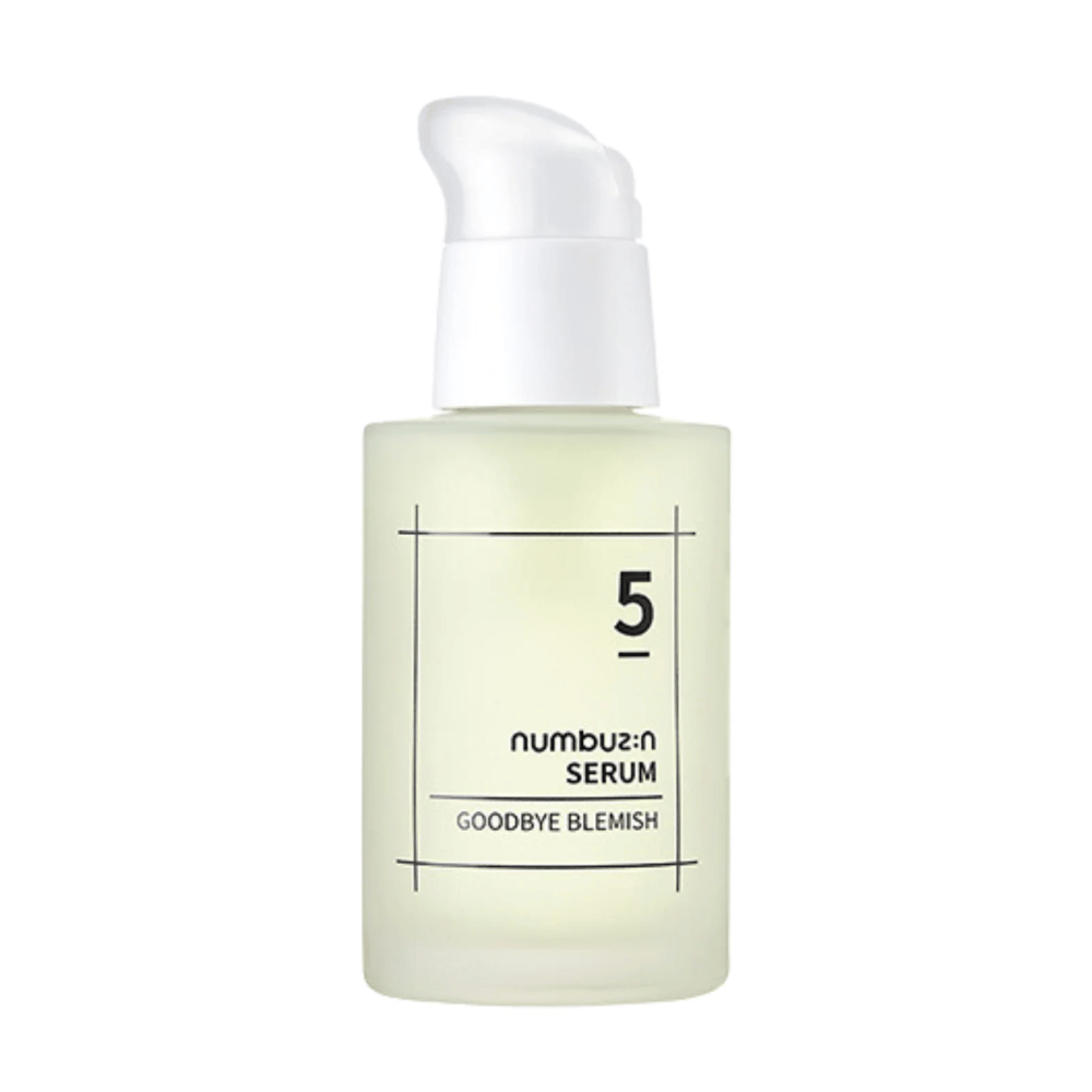 En flaske No.5 Goodbye Blemish Serum 50ml fra numbuzin på hvit bakgrunn.