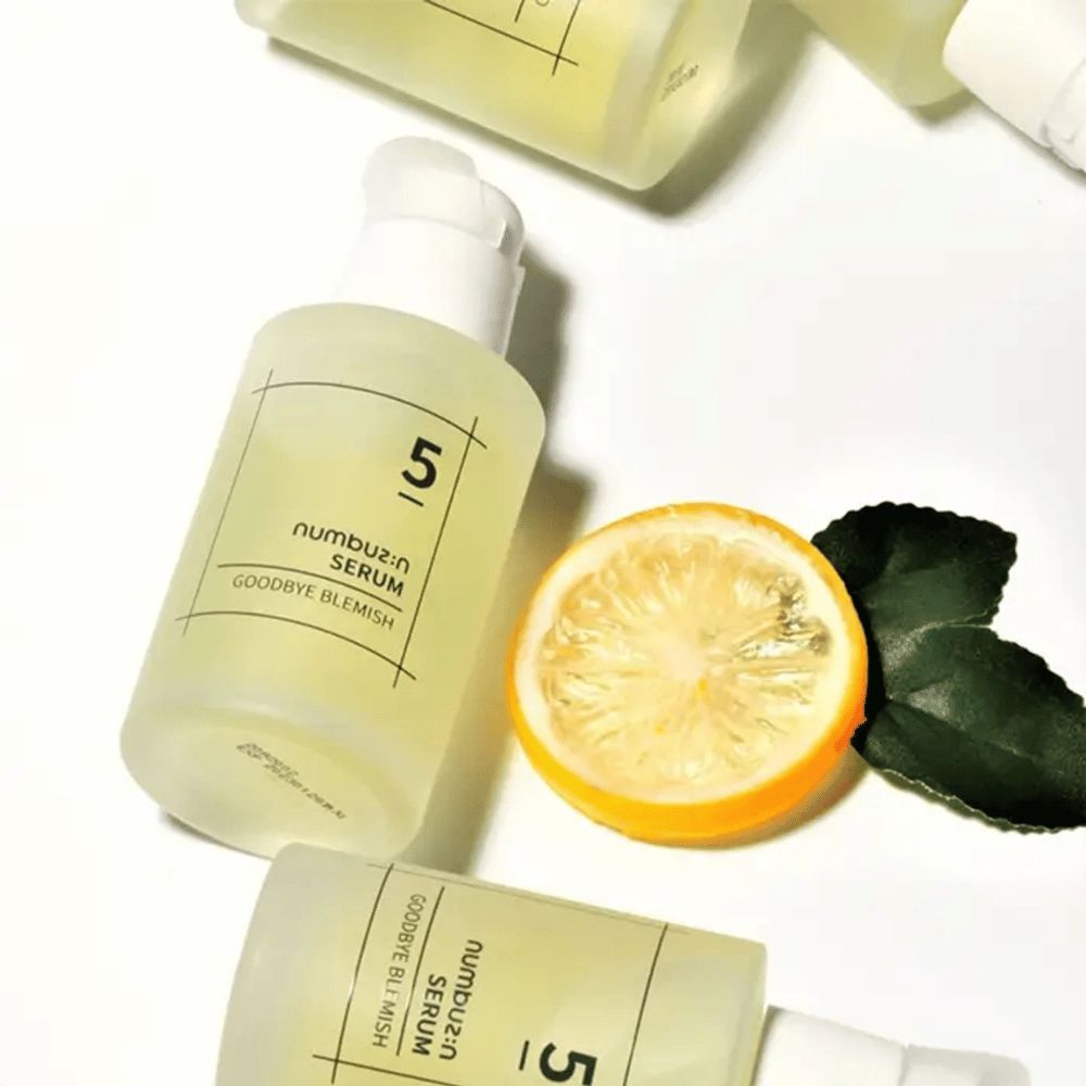 Fem flasker numbuzin No.5 Goodbye Blemish Serum 50ml med sitroner og blader som retter seg mot flekker og aknearr.
