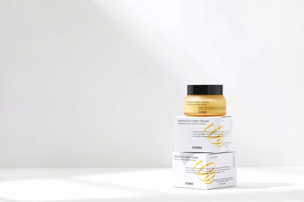 En bunt COSRX Full Fit Propolis Light Cream 65 ml bokser.