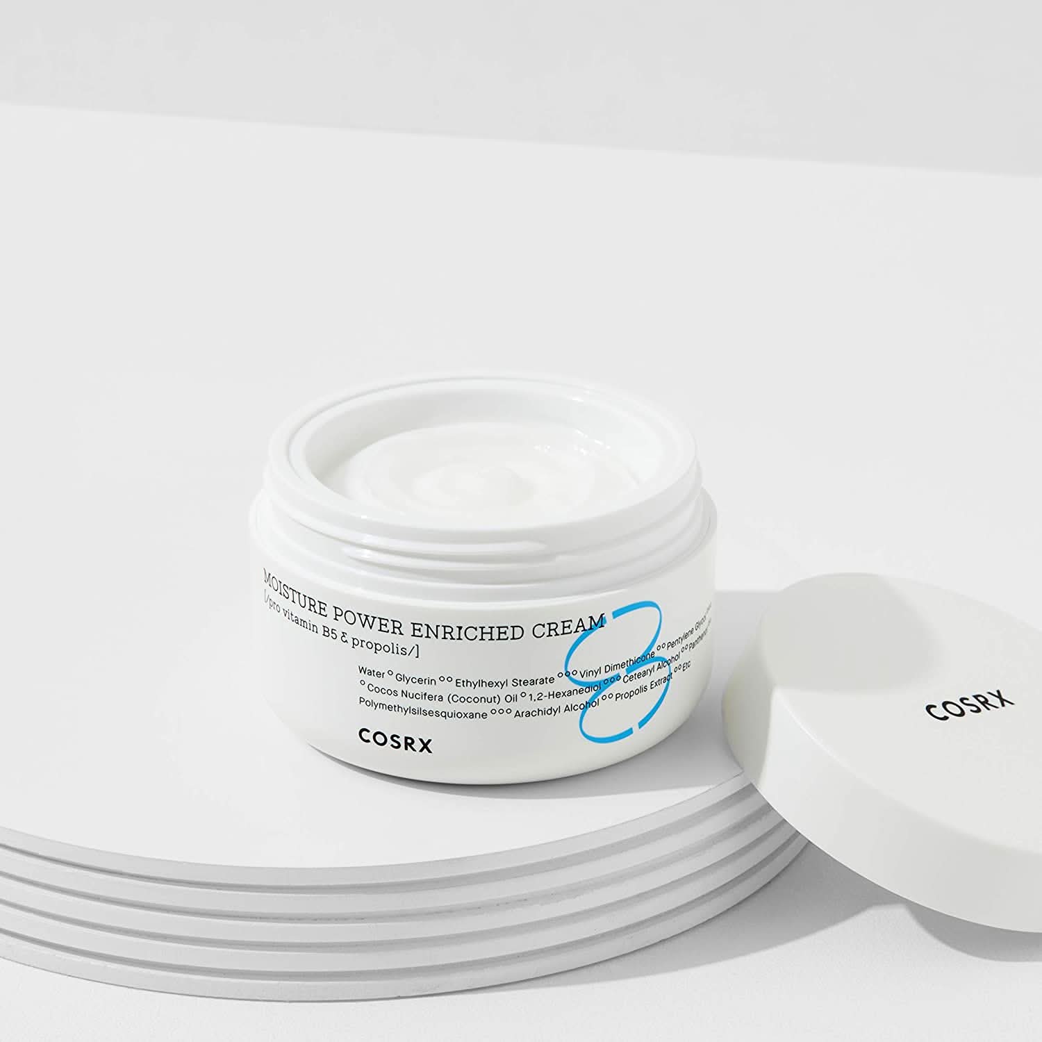 En krukke COSRX Moisture Power Enriched Cream 50ml som står på et bord.