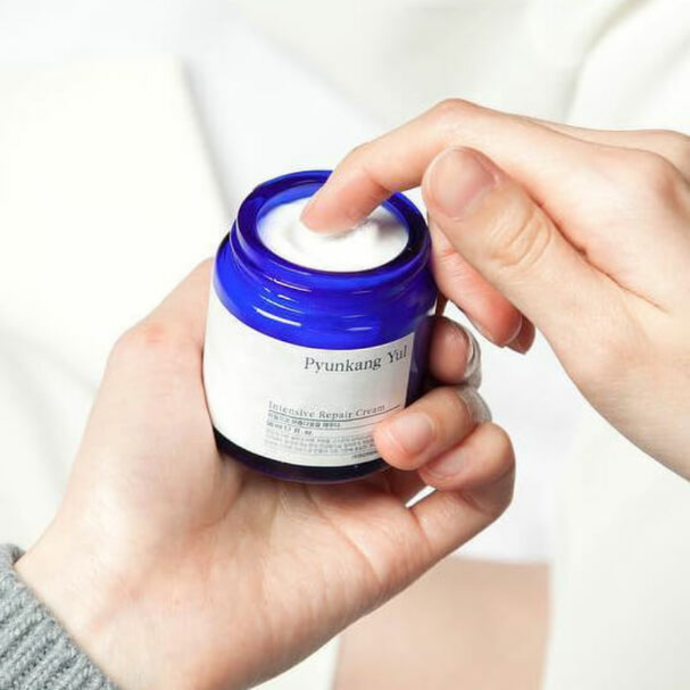 En person holder i en boks Pyunkang Yul Intensive Repair Cream 50ml.
