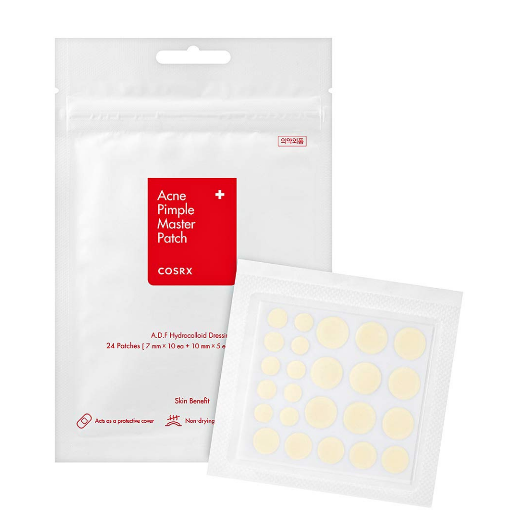 En hvit pakke med en hvit lapp på, med COSRX Acne Pimple Master Patch (1pakke x 24 plaster) for å behandle akne og kviser med hydrokolloidteknologi.